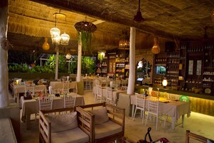 供应早餐、午餐和晚餐，海滩景观