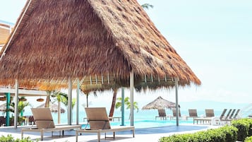 Kolam renang outdoor, dengan kursi berjemur