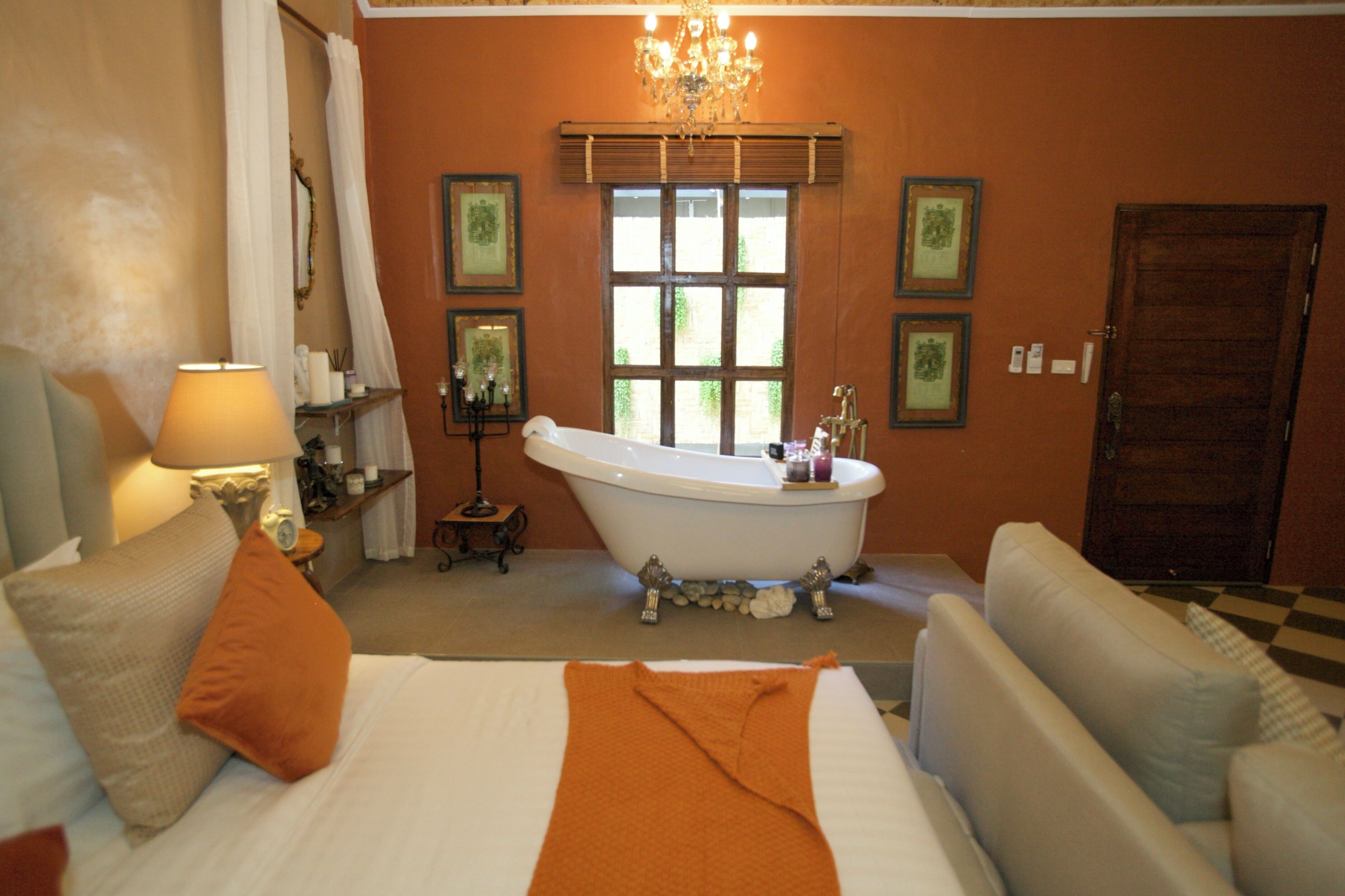 Peralatan tempat tidur premium, bar mini, peti besi dalam bilik 