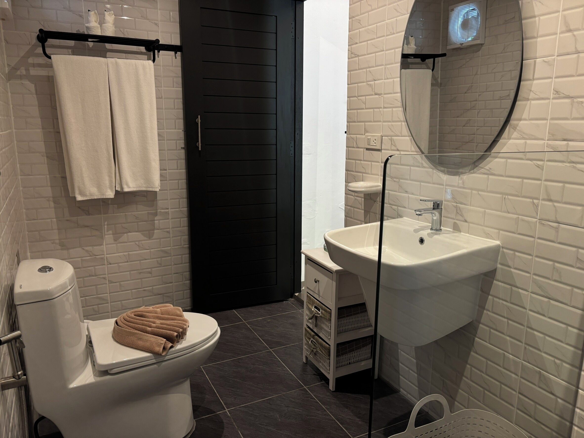 Un baño con inodoro, lavabo y espejo.