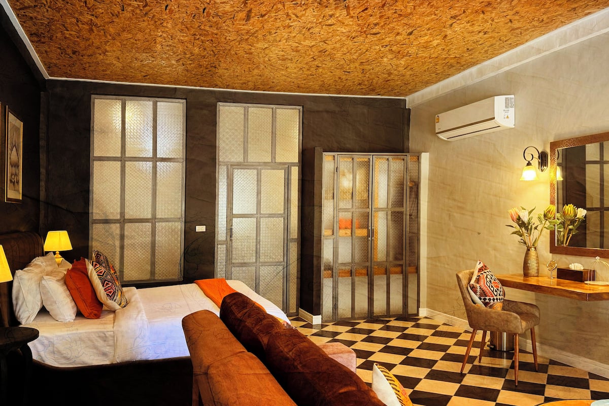 honeymoon suite with bathtub | 1 bedroom, premium bedding, minibar, in-room safe