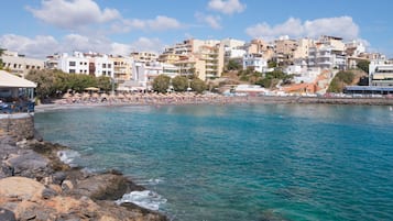 Playa en los alrededores, camastros y sombrillas
