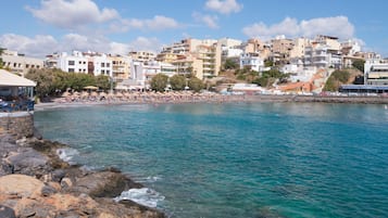 Una spiaggia nelle vicinanze, lettini da mare, ombrelloni