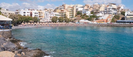 Perto da praia, espreguiçadeiras, guarda-sóis 