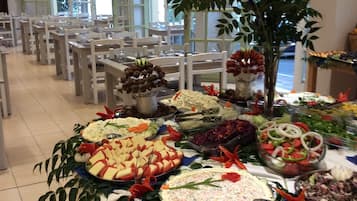 Café da manhã com buffet todos os dias mediante uma taxa