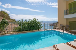 Seasonal outdoor pool, pool umbrellas, pool loungers - Mare Hotel Apartments (Agios Nikolaos)