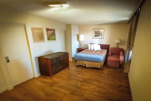 Deluxe Room, 1 Queen Bed, Non Smoking, Refrigerator & Microwave | 1 bedroom, premium bedding, soundproofing, free WiFi