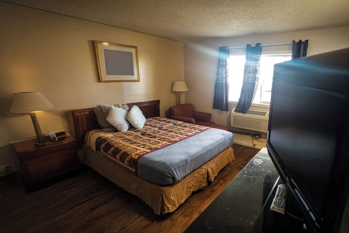 Deluxe Room, 1 Queen Bed, Non Smoking, Refrigerator & Microwave | 1 bedroom, premium bedding, soundproofing, free WiFi