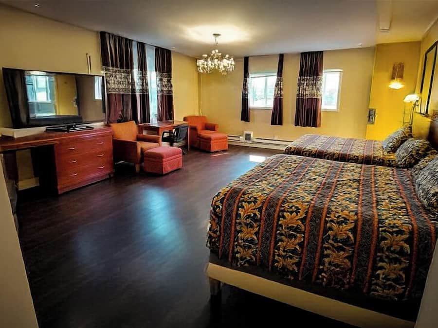 ๋๋ญ์ค๋ฃธ, ํธ์ฌ์ด์ฆ์นจ๋ 2๊ฐ, ๊ธ์ฐ, ๋์ฅ๊ณ ๋ฐ ์ ์๋ ์ธ์ง | 1 ๊ฐ์ ์นจ์ค, ๊ณ ๊ธ ์นจ๊ตฌ, ๋ฐฉ์ ์ค๋น, ๋ฌด๋ฃ WiFi