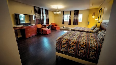 Quarto luxo, 2 camas Queen, para não fumantes, geladeira e micro-ondas | 1 quarto, roupas de cama premium, quartos à prova de som. Travel Inn