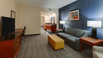 Meja kerja, tirai kedap cahaya, dan setrika/meja setrika