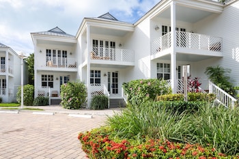 Building design at Bayside Villas by Islander Resort