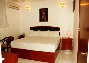 Habitación estándar | Ropa de cama de alta calidad, edredón, camas Select Comfort y minibar