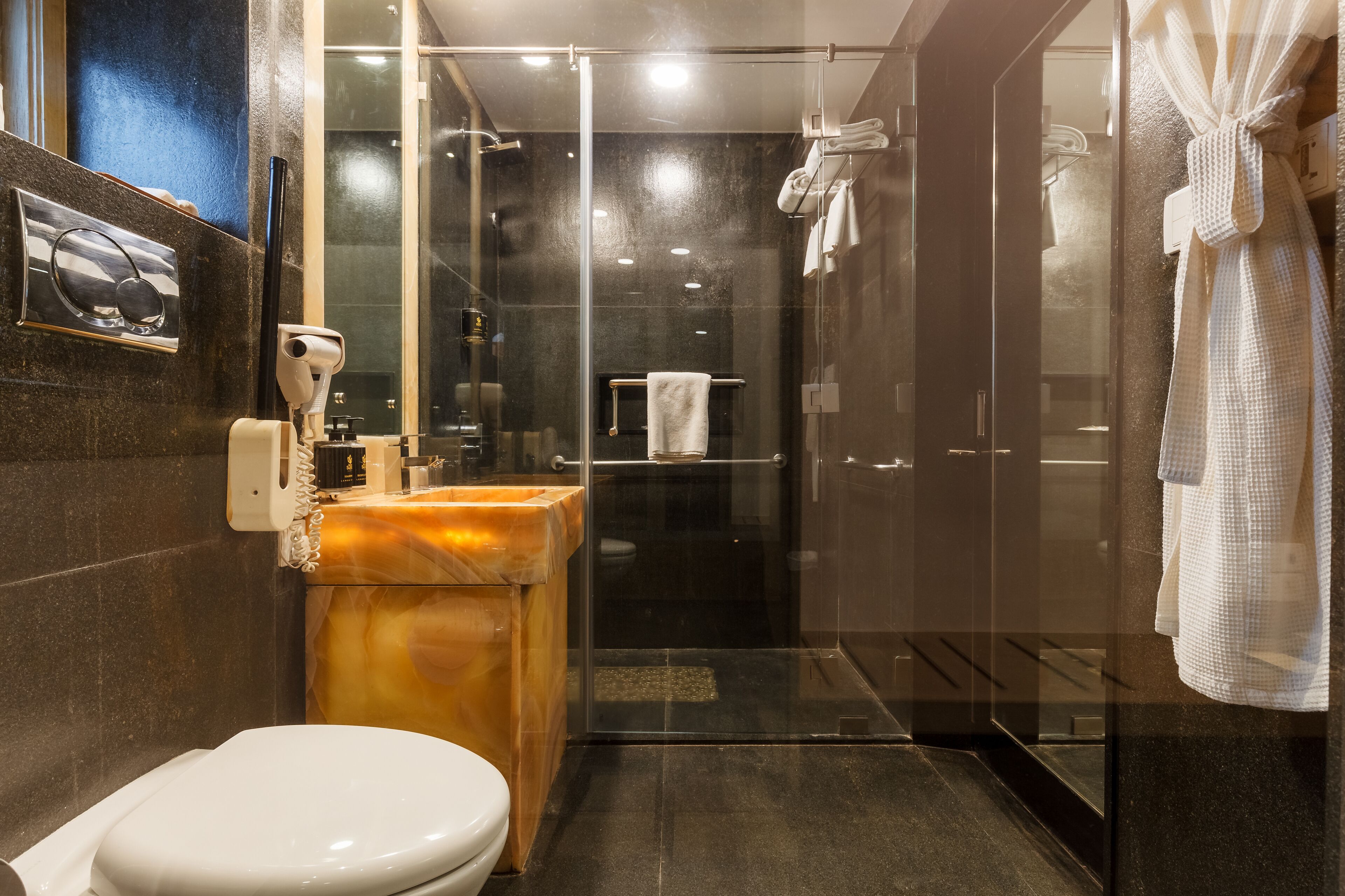 tamasroom | bathroom | free toiletries, hair dryer, bathrobes, slippers