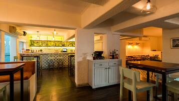 Desayuno buffet diario (INR 700 por persona)