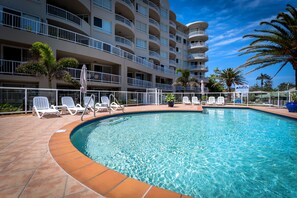 Outdoor pool, sun loungers - Kirra Beach Apartments (Coolangatta)