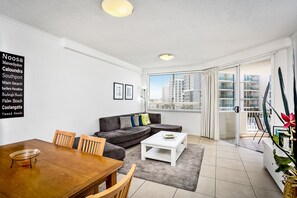 TV, DVD player - Kirra Beach Apartments (Coolangatta)