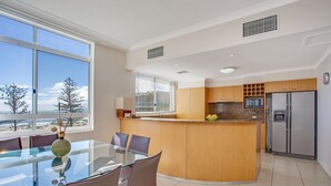 Loftsleilighet, 4 soverom, sjøutsikt | Eget kjøkken | Kaffetrakter/tekoker, kjøleskap, mikrobølgeovn og ovn