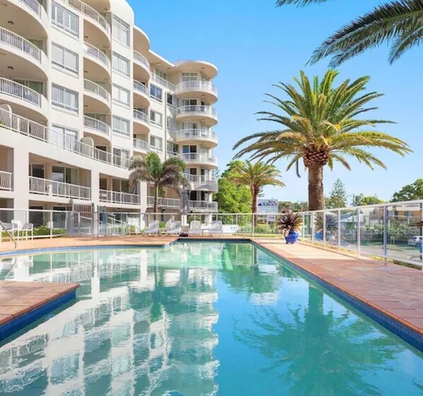 Front of property - Kirra Beach Apartments (Coolangatta)