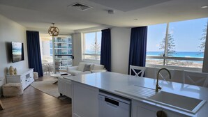 2 Bedroom Ocean View Superior | Oppholdsområde | TV og DVD-spiller