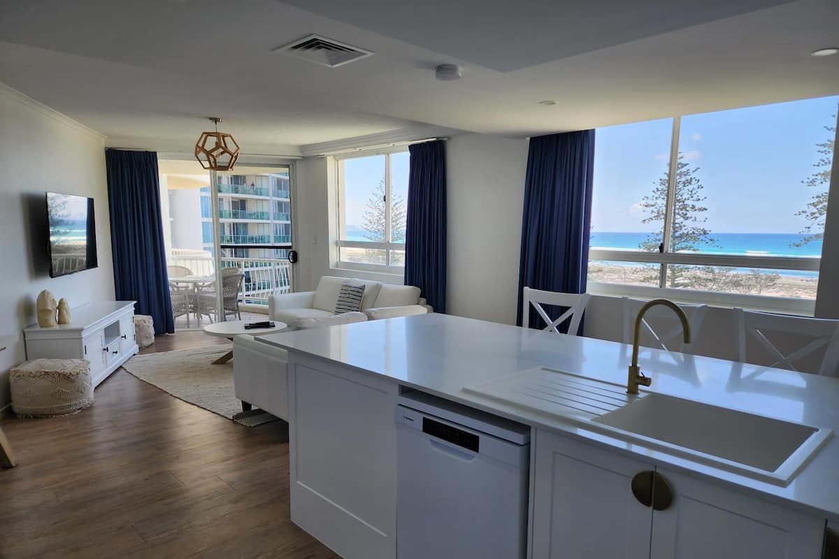 2 Bedroom Ocean View Superior | Khu phòng khách | TV, đầu đĩa DVD