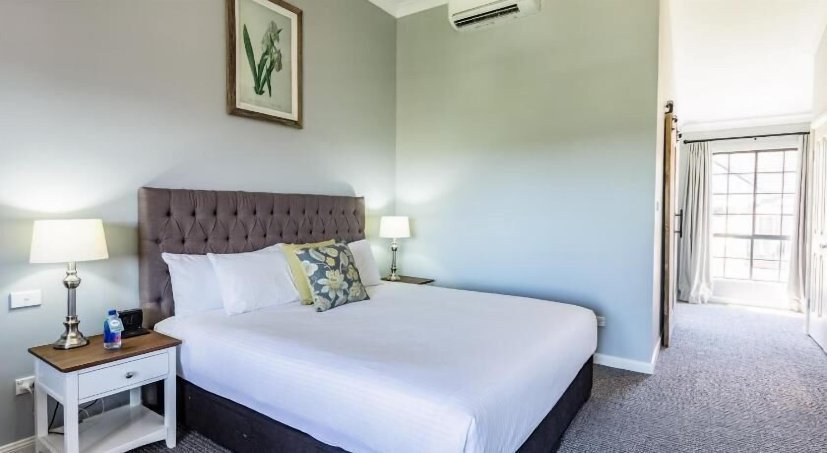 Minibar, desk, iron/ironing board, free WiFi