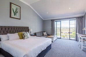 Minibar, escritorio, tabla de planchar con plancha y wifi gratis 