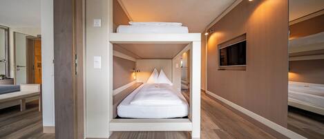 Perhehuone (Bunk Bed) | Tallelokero huoneessa, vauvansängyt, ilmainen Wi-Fi, vuodevaatteet