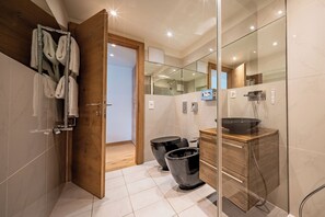 Departamento estándar, 1 habitación | Baño | Regadera, secadora de cabello, toallas 