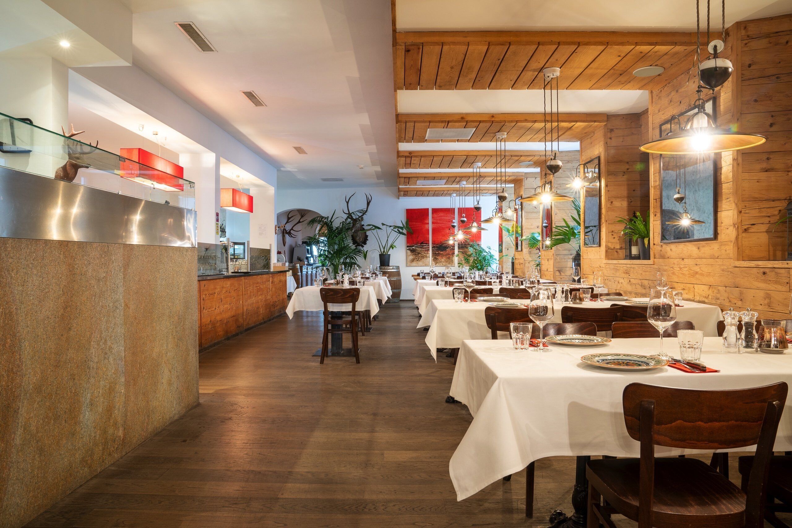 Déjeuner et dîner servis sur place, spécialités Cuisine à base de pizza