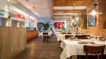 Lunch and dinner served, pizza