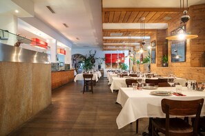 Der serveres frokost og aftensmad