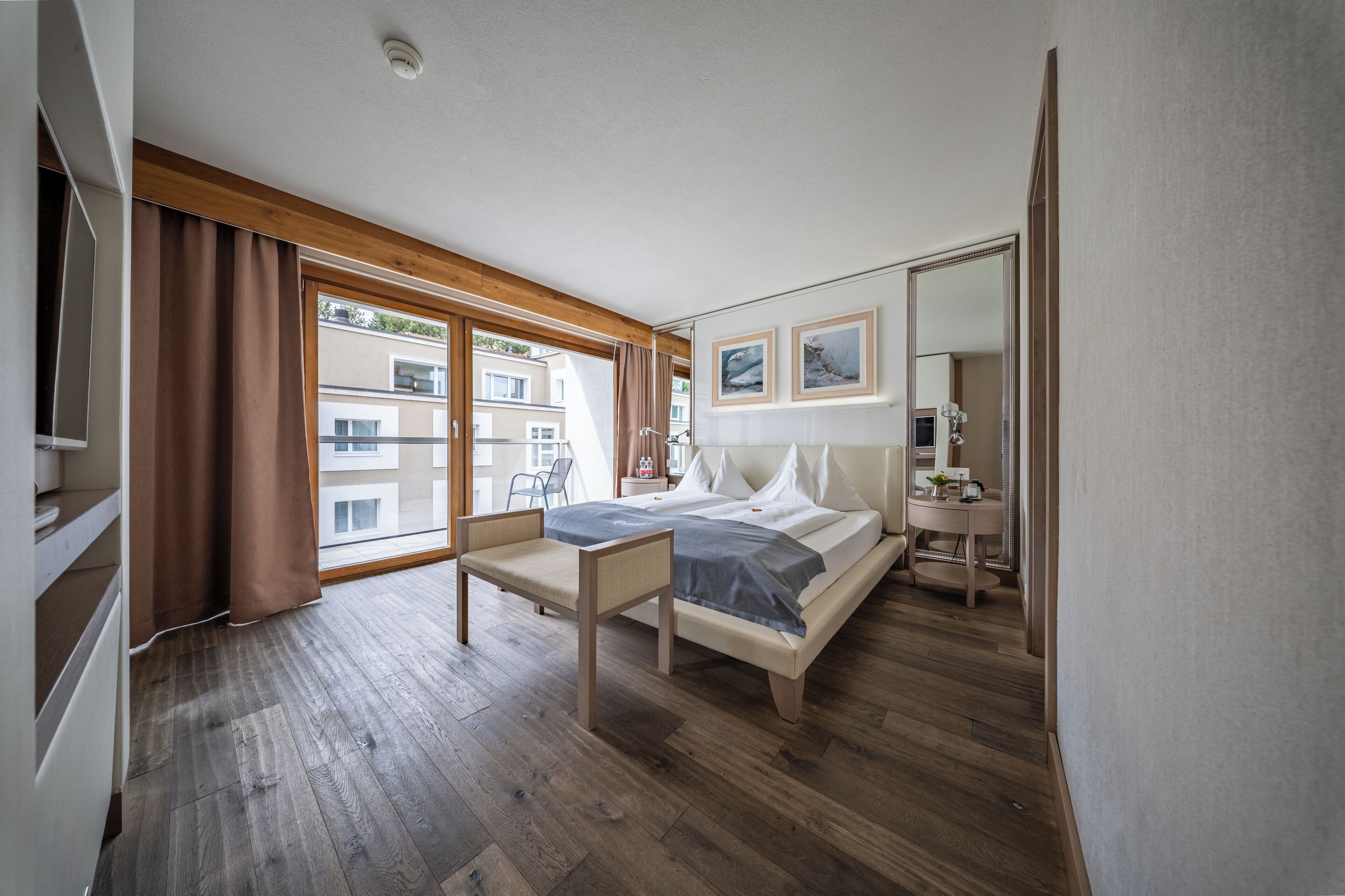 deluxe double room | in-room safe, cots/infant beds, free wifi, bed sheets