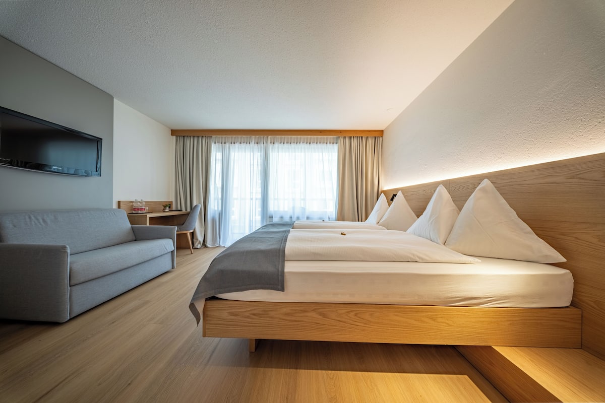 Superior Twin Room | In-room safe, cribs (surcharge), WiFi (free), bed sheets