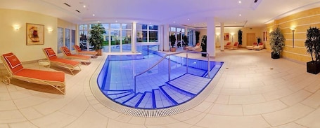 室内游泳池,室外游泳池,08:00 至 20:00 开放, 池畔遮阳伞, 日光浴躺椅. 百乐酒店