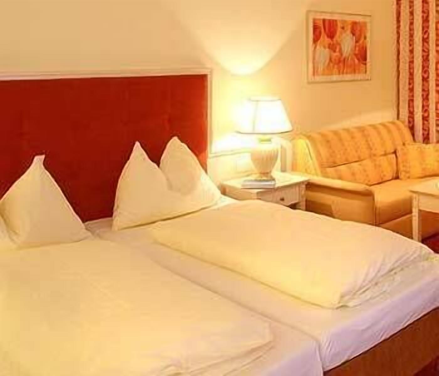 deluxe double room, 1 double bed, garden view | in-room safe, desk, soundproofing, cots/infant beds