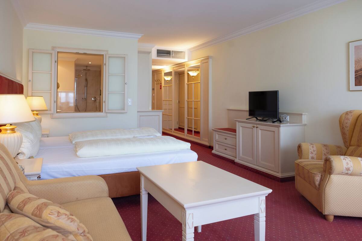 deluxe double room, 1 double bed, garden view | living area | flat-screen tv