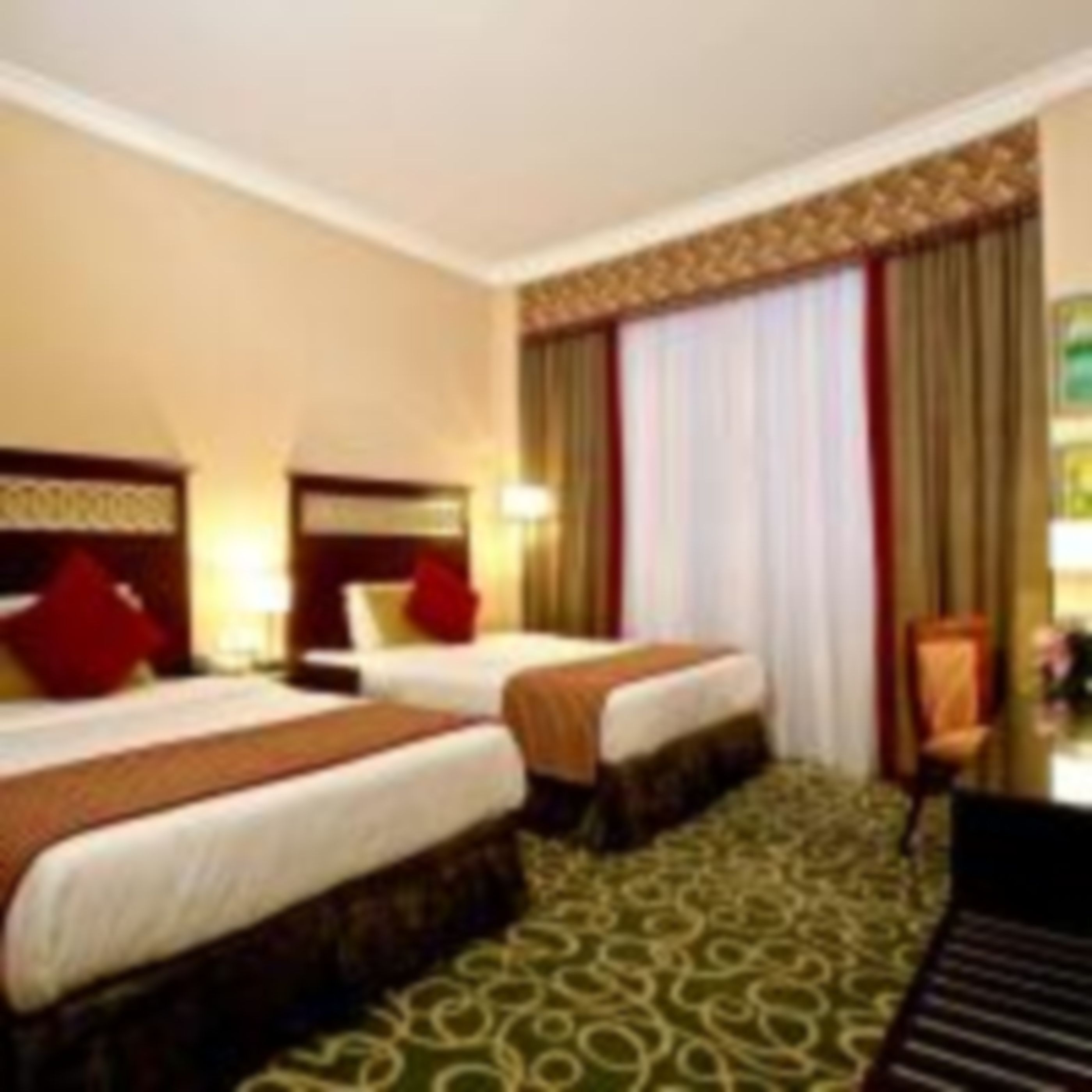 Minibar, in-room safe, iron/ironing board, WiFi (free)