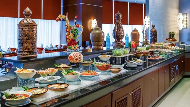 Un buffet con diversi piatti e vasi decorativi.