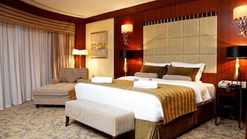 Frigobar, cofres nos quartos, ferros/tábuas de passar roupa