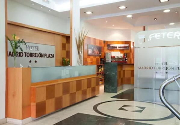 Lobby - Hotel Madrid Torrejón Plaza (Torrejón de Ardoz)