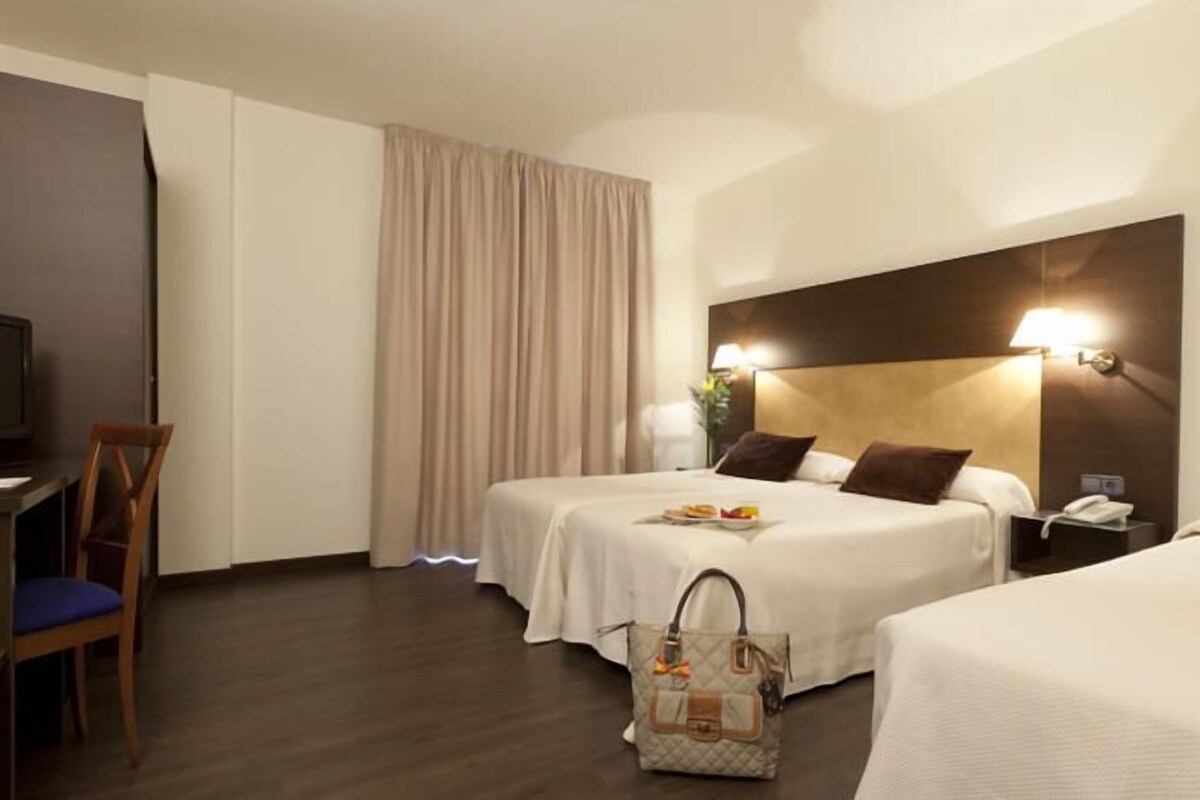 Coffres-forts dans les chambres, bureau, Wi-Fi gratuit, draps fournis