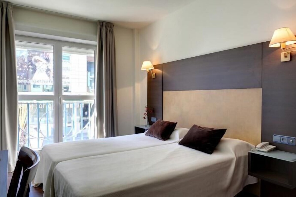 Coffres-forts dans les chambres, bureau, Wi-Fi gratuit, draps fournis