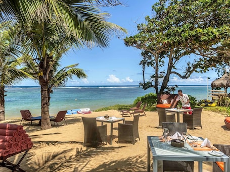 2 restaurants, breakfast, lunch, dinner served; seafood
