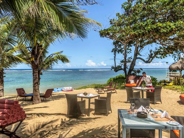 2 restaurants, breakfast, lunch, dinner served; seafood 