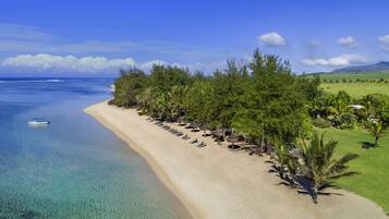 Plage, sable blanc, cabines gratuites, chaises longues