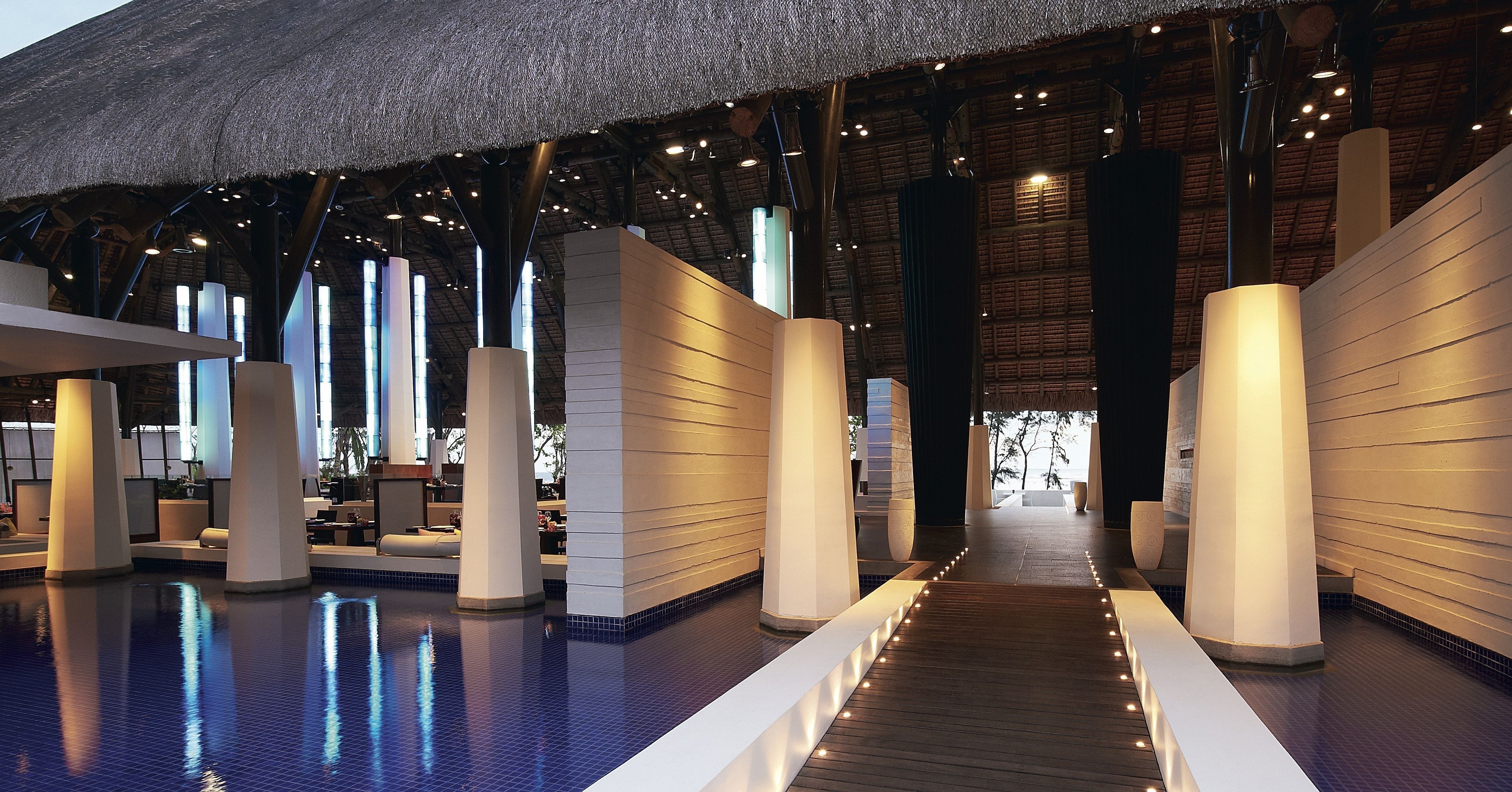 2 restaurants, breakfast, lunch, dinner served; seafood