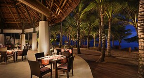 2 restaurants, breakfast, lunch, dinner served; seafood 