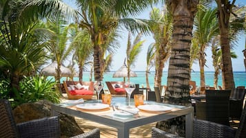 2 restaurants; breakfast, lunch and dinner served