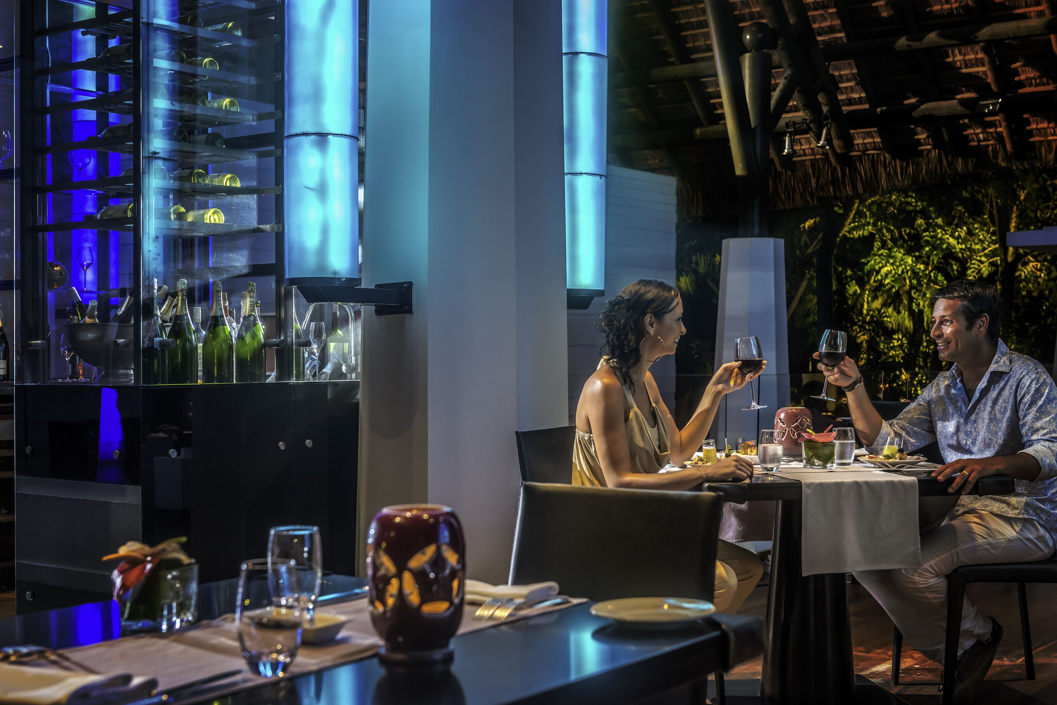 2 restaurants, breakfast, lunch, dinner served; seafood